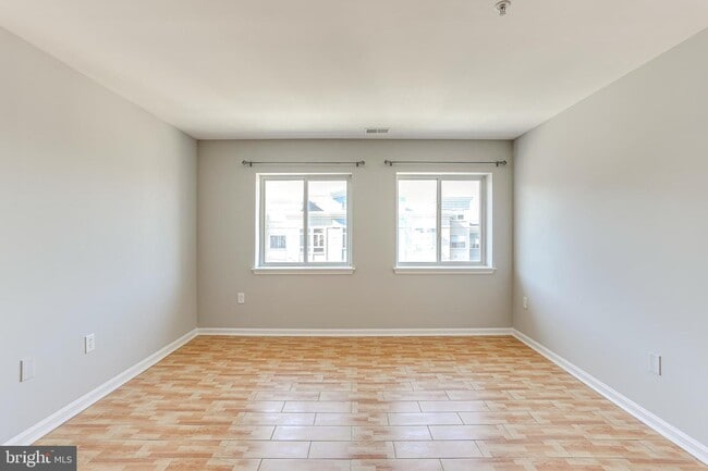 Building Photo - 31 Lambourne Rd