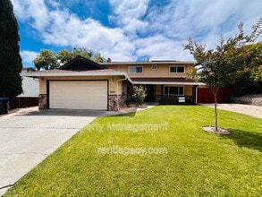 Building Photo - 493 Dahlia St
