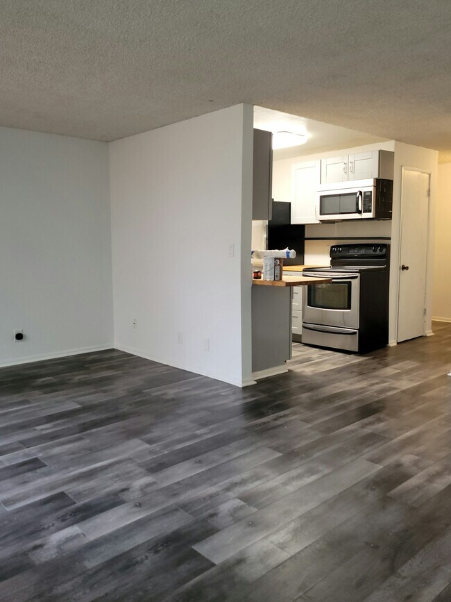 Building Photo - 318 S 174th Pl