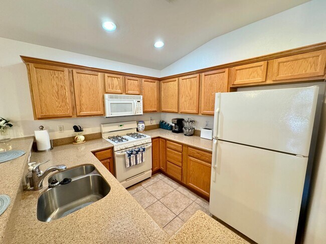 Building Photo - FOX CREEK Cul De Sac Home with Garage