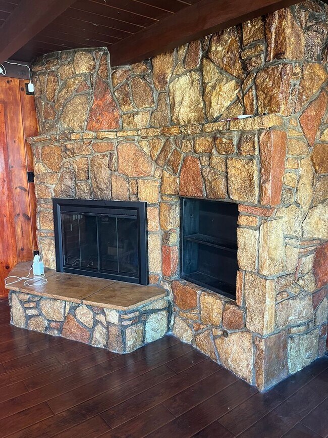 Building Photo - Home with a Cabin Style Family room and backyard Oasis