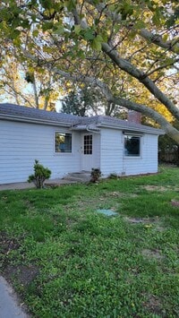 Building Photo - Cozy Two Bedroom Home Ready For You