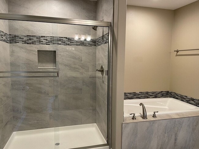 Building Photo - LUXURY 4 Bed Camas Townhome! Gated Communi...