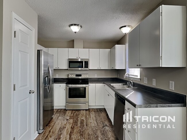 Building Photo - 1004 Spruce Dr