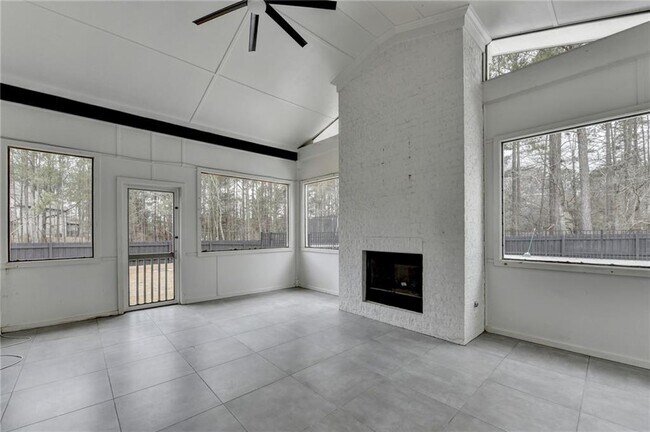 Building Photo - 960 Nours Cir SE