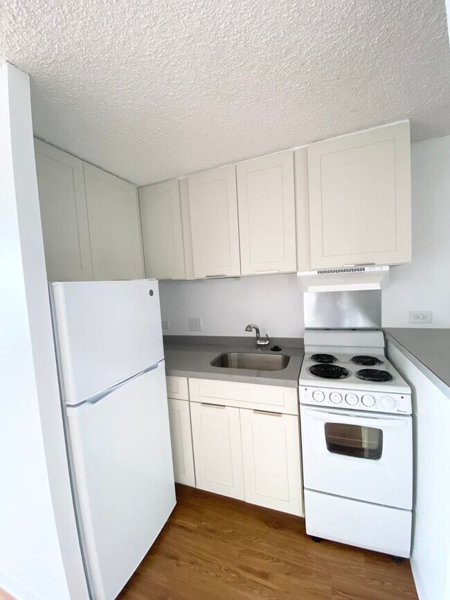 Building Photo - Pearlridge Square - Studio w/bathroom and ...