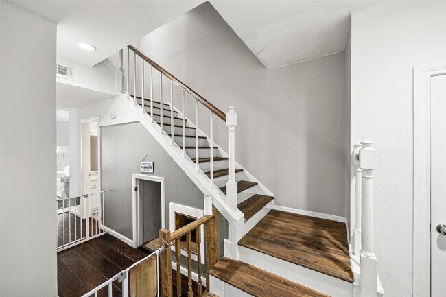 Building Photo - 810 Augusta Dr