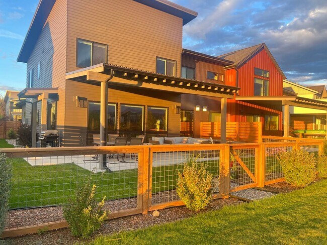 Building Photo - Stunning Fully Furnished Townhome with Lake Views