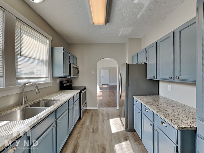 Building Photo - 96 N Center St