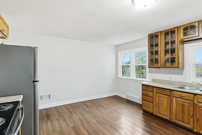 Building Photo - Spacious Three Bedroom!