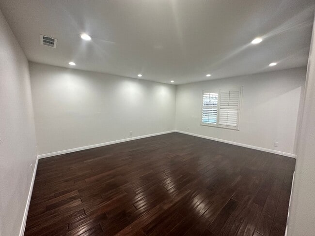 Building Photo - Beautifully Renovated 3-Bed, 2-Bath Home with Pool in Prime Location