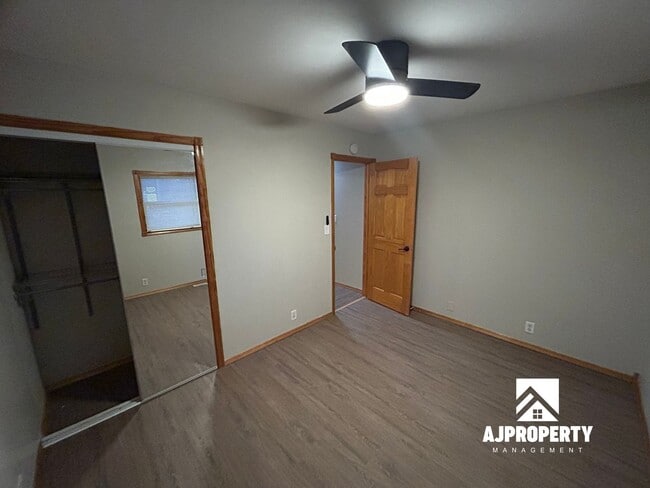 Building Photo - 2409 E 6th St