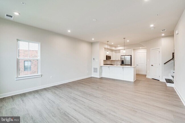 Building Photo - 14055 Sunrise Valley Dr