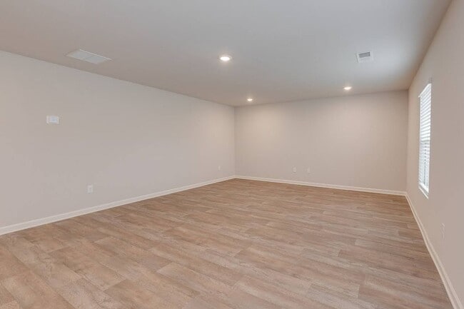 Building Photo - Spacious 5-Bedroom Home in Southgrove – Move-In Ready!