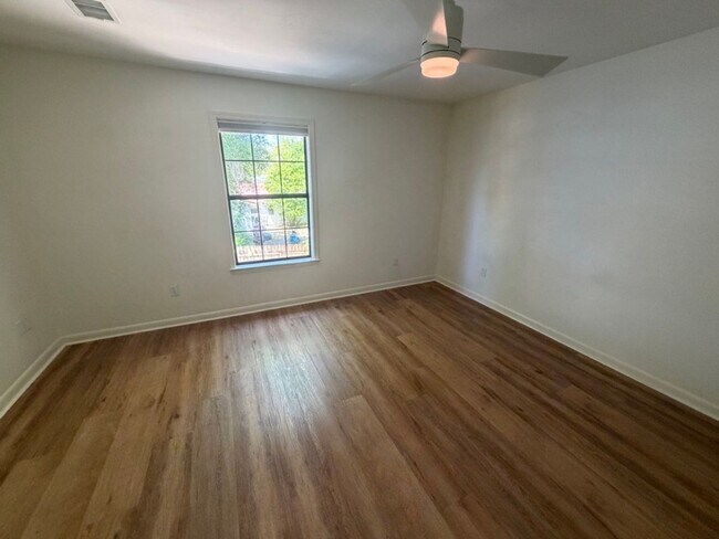 Building Photo - 299 Anchors Pl