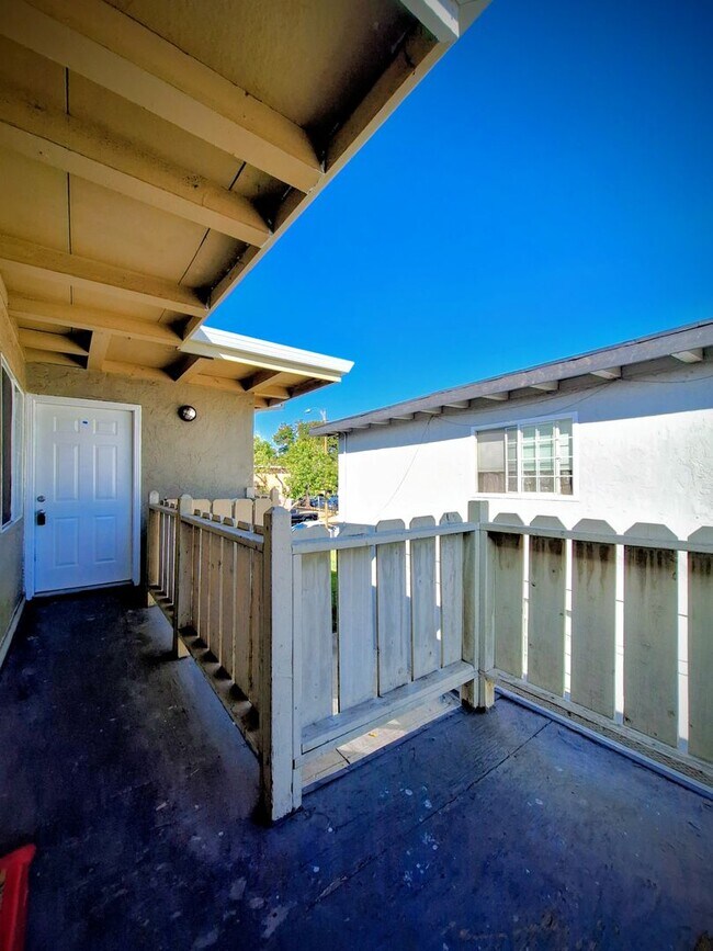 Building Photo - 1652 Crucero Dr