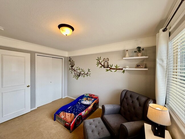 Building Photo - Stunning 4-Bedroom Home with Loft and Fini...