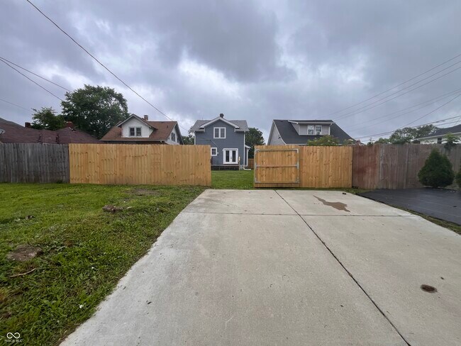 Building Photo - 608 N Gray St