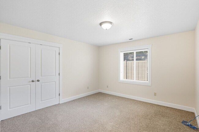 Building Photo - 17138-17146 NE Oregon St