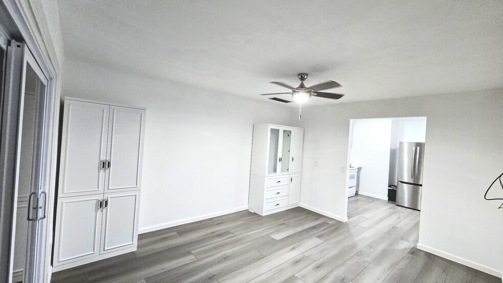 Building Photo - 4513 S Oak Dr