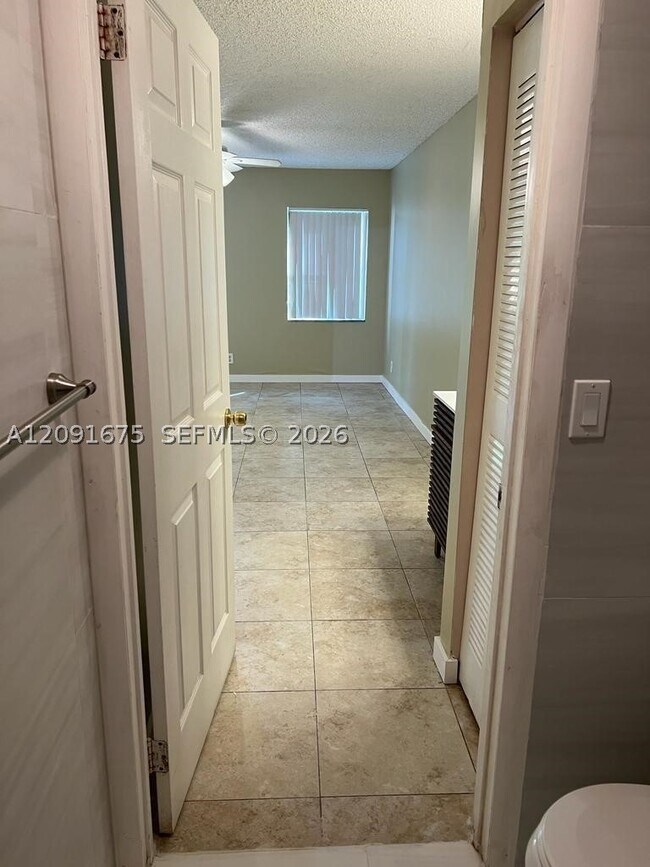 Building Photo - 9999 Summerbreeze Dr