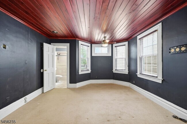 Building Photo - 104 Maple Ave