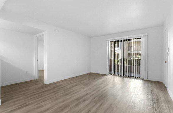Building Photo - 950 Seven Hills Dr