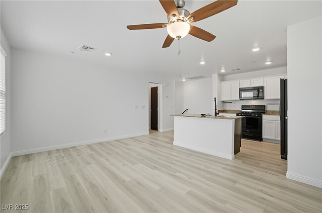 Building Photo - 4575 Pencester St
