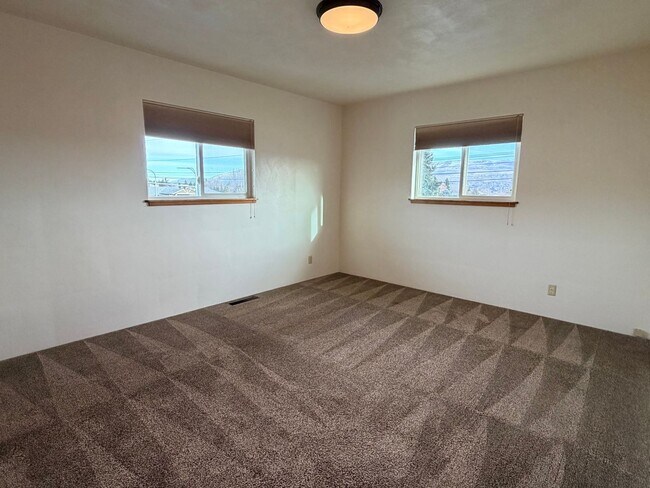 Building Photo - 1312 N Western Ave