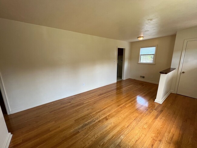 Building Photo - Three Bedroom, 1 bath, nice neighborhood i...