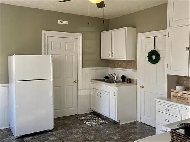 Building Photo - 3 bedroom