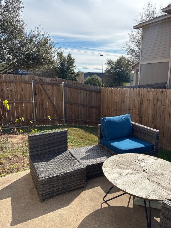 Building Photo - Beautiful 3BR 2BA Home w/ Fenced Backyard • In-Unit Laundry • Attached Garage in Pflugerville
