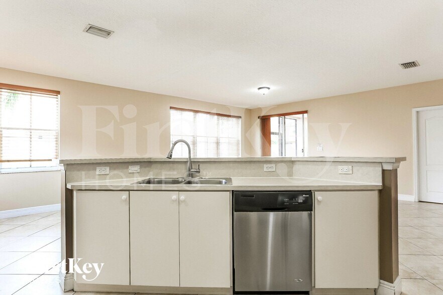 Building Photo - 2332 SW 126th Ave