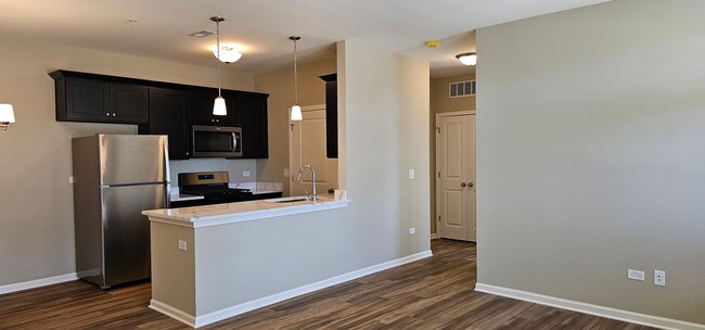 Building Photo - 1 Bedroom, 1 Bathroom, Mid, First floor, A...