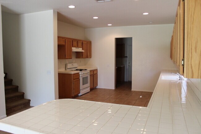 Building Photo - BEAUTIFUL LARGE 5 Bedrooms, 2.75 Bathrooms Home