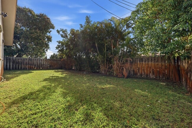 Building Photo - 1565 W 28th St