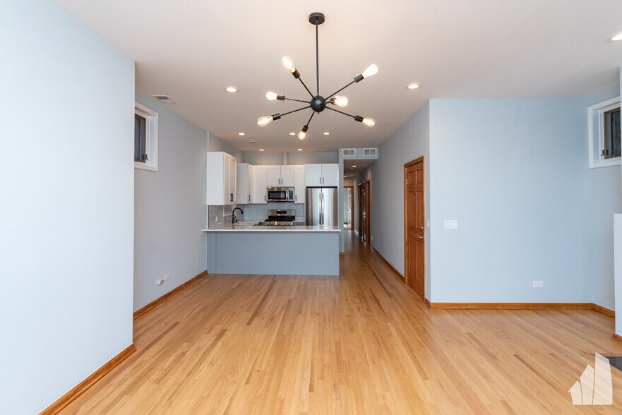 Building Photo - 2338 N Greenview Ave