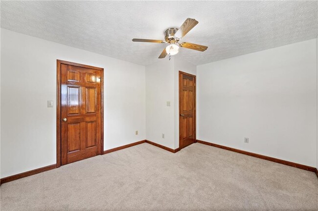 Building Photo - 106 Robinhood Dr