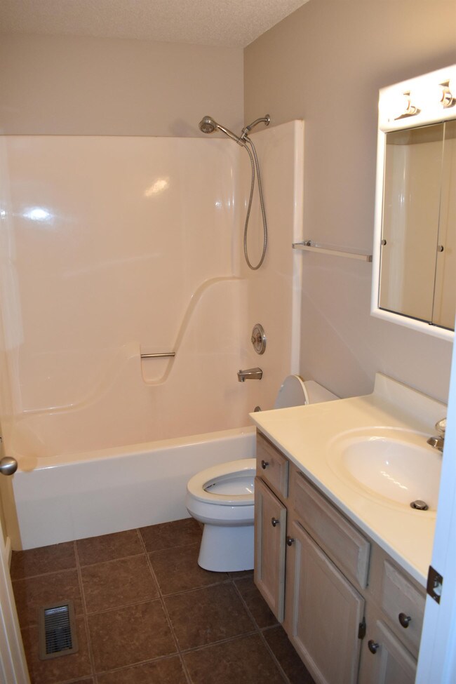 Building Photo - 2923 Bluff Ridge Dr