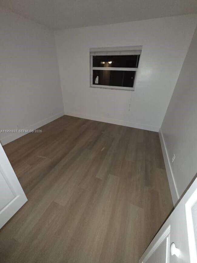 Building Photo - 1125 NE 16th Pl