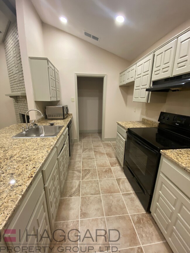 Building Photo - 3 bedroom 2 bathrooms