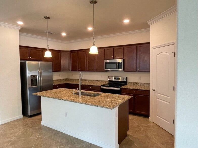 Building Photo - 19344 Bluff Dr