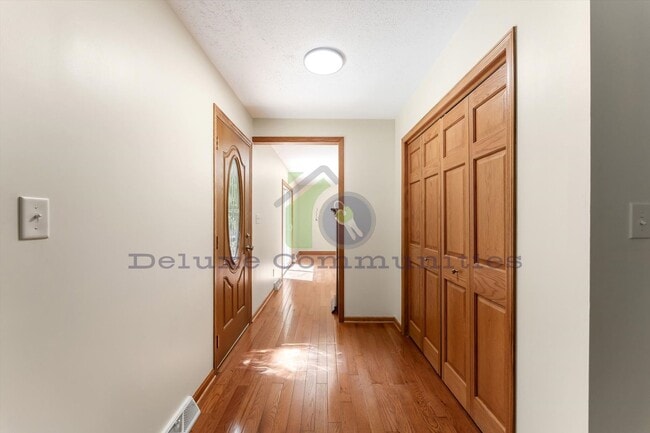 Building Photo - 4 bedroom 3.5 bath