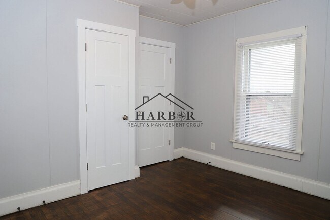 Building Photo - 11th Avenue NE Duplex