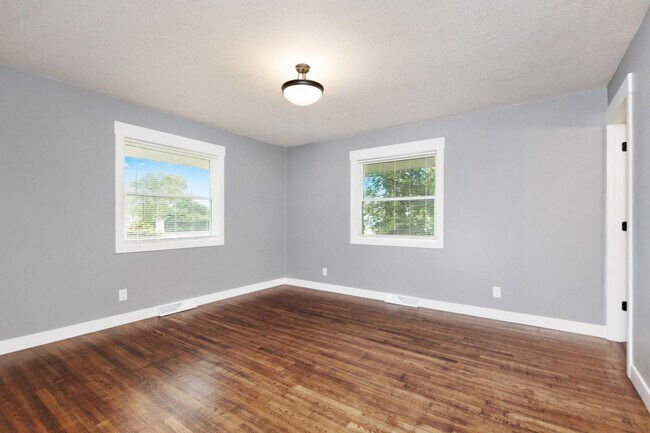 Building Photo - 1801 Elaine Dr