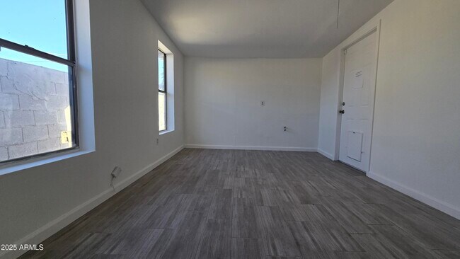 Building Photo - 5827 N 22nd Dr