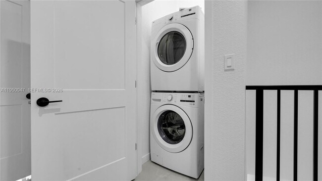 Building Photo - 417 NW 13th Ct