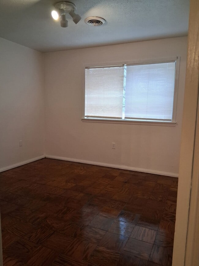 Building Photo - 3207 Longwood Dr