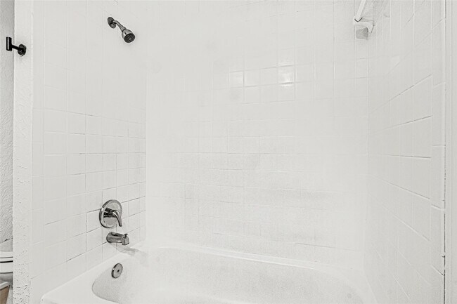 Building Photo - 2022 Lakewood Ct