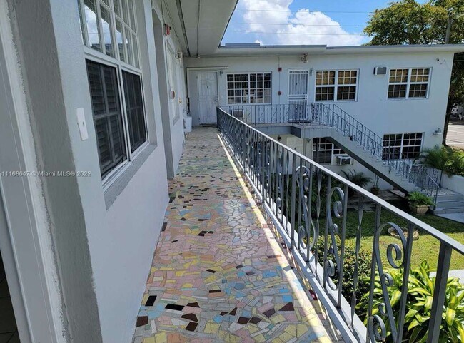 Building Photo - 555 SW 16th Ave